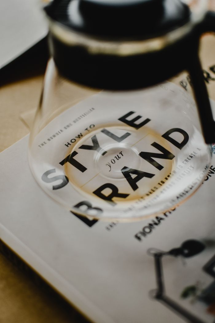 Une cafetière est posée sur un livre intitulé How to Style Your Brand, illustrant l’esprit du branding créatif.